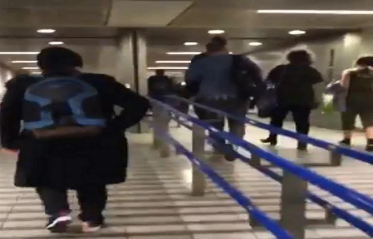 Εκκενώθηκε ο σταθμός «Kings Cross» στο Λονδίνο, λόγω φωτιάς (βίντεο)